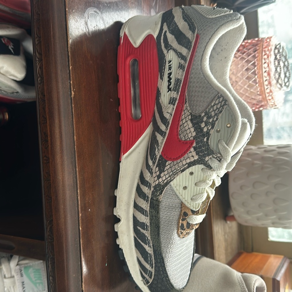 EUC mens 8 women’s 9.5 sold as unisex size